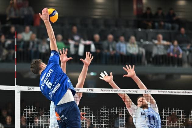 Volleyball I Herren I 2023-2023 I Bundesliga I 3. Spieltag I SVG Lüneburg - VfB Friedrichshafen I 8.11.2023 Am höchsten Punkt getroffen - Schulmäßiger Angriffsschlag von Erik Johannes Röhrs (5, SVG Lüneburg) Lüneburg LKH Arena Niedersachsen Deutschland Copyright: xLobeca AndreasxHannigx