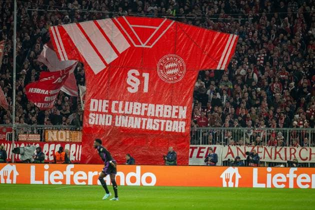 Sport Bilder des Tages Plakat der Fans und Zuschauer von Miuenchen, Die Clubfarben sind unantastbar, GER, FC Bayern Muenchen (FCB) vs. Galatasaray Istanbul, Fussball, Champions League, Gruppenphase, Spielzeit 2023 2024, 08.11.2023, DFB DFL regulations prohibit any use of photographs as image sequences and or quasi-video., GER, FC Bayern Muenchen (FCB) vs. Galatasaray Istanbul, Fussball, Champions League, Gruppenphase, Spielzeit 2023 2024, 08.11.2023 Muenchen Copyright: xEibner-Pressefoto SaschaxWaltherx EP_EER