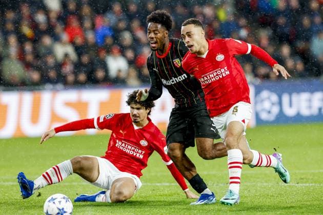 EINDHOVEN, 08-11-2023, Philips Stadium, UEFA Champions League season 2023 24, during the match between PSV and RC Lens. Elye Wahi of RC Lens and PSV player Sergino Dest PSV - Lens  x23092218x Copyright: