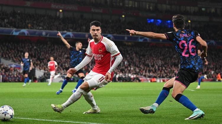Arsenal v Sevilla UEFA Champions League Gabriel Martinelli of Arsenal and Pablo PÃ rez of Sevilla during the UEFA Champions League Group B match at the Emirates Stadium, London Copyright: xNigelxBramleyx FIL-19220-0003 UK Newspapers OUT