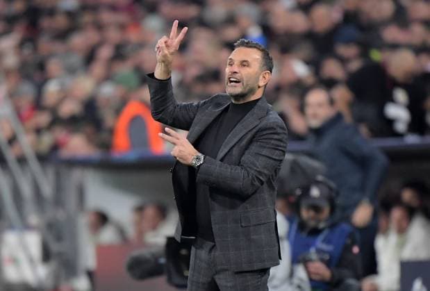 08.11.2023, xemx, Fussball UEFA Champions League, FC Bayern Muenchen - Galatasaray SK Istanbul emspor, v.l. Cheftrainer Okan Buruk (Galatasaray SK Istanbul) gibt Anweisungen, gestikuliert mit den Armen, gesticulate, gives instructions (DFL DFB REGULATIONS PROHIBIT ANY USE OF PHOTOGRAPHS as IMAGE SEQUENCES and or QUASI-VIDEO) Muenchen