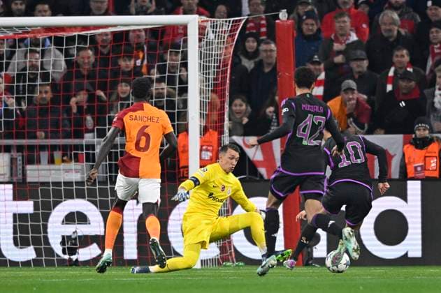 Strafraumszene, Torraumszene Leroy Sane FC Bayern Muenchen FCB (10) Torschuss Aktion Torchance gegen Torwart Fernando Muslera Galatasaray Istanbul (01) FC Bayern Muenchen FCB vs Galatasaray Istanbul Gruppenphase 4. Spieltag 08.11.2023 DFL REGULATIONS PROHIBIT ANY USE OF PHOTOGRAPHS AS IMAGE SEQUENCES AND OR QUASI-VIDEO FC Bayern Muenchen FCB vs Galatasaray Istanbul