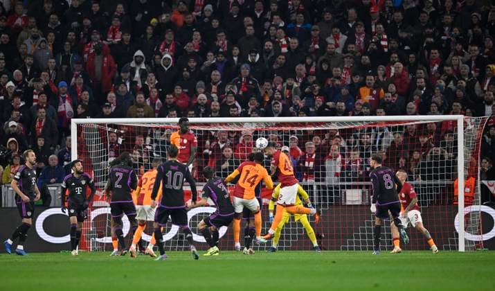 Strafraumszene, Torraumszene Abduelkerim Bardakci Galatasaray Istanbul (42) Kopfballduell Zweikampf Aktion FC Bayern Muenchen FCB vs Galatasaray Istanbul Gruppenphase 4. Spieltag 08.11.2023 DFL REGULATIONS PROHIBIT ANY USE OF PHOTOGRAPHS AS IMAGE SEQUENCES AND OR QUASI-VIDEO FC Bayern Muenchen FCB vs Galatasaray Istanbul