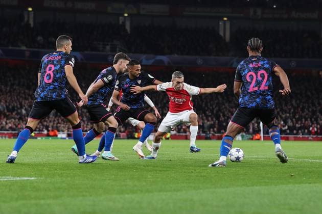 Arsenal v Sevilla 8 November 2023, London - Champion™s League Football, Group B - Arsenal v Sevilla - Leandro Trossard of Arsenal is surrounded by the Sevilla defence - Photo: Jacques Feeney Offside. London UK Copyright: xJacquesxFeeneyx xOffsidexOffside