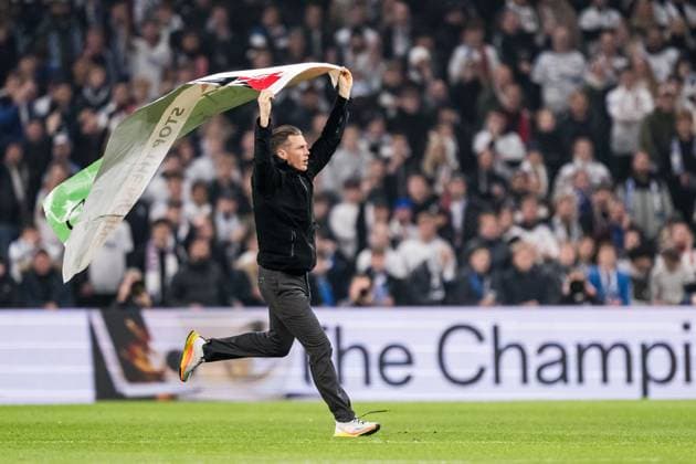 231108 Of Audience on the pitch during the UEFA Champions League football match between FC Copenhagen and Manchester United, ManU on November 8, 2023 in Copenhagen. Photo: Petter Arvidson BILDBYRAN kod PA PA0685 fotboll football soccer fotball champions league fc copenhagen manchester united bbeng publik Copyright: PETTERxARVIDSON BB231108PA047