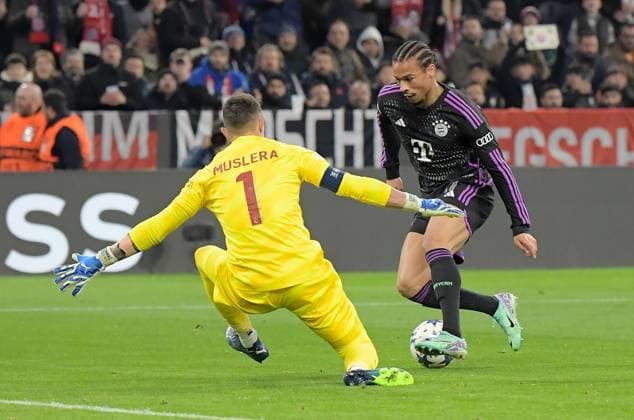 08.11.2023, xemx, Fussball UEFA Champions League, FC Bayern Muenchen - Galatasaray SK Istanbul emspor, v.l. Fernando Muslera (Galatasaray SK Istanbul), Leroy Sane (FC Bayern Muenchen) Zweikampf, Aktion, action, battle for the ball (DFL DFB REGULATIONS PROHIBIT ANY USE OF PHOTOGRAPHS as IMAGE SEQUENCES and or QUASI-VIDEO) Muenchen