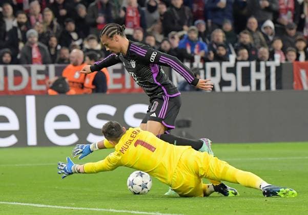 08.11.2023, xemx, Fussball UEFA Champions League, FC Bayern Muenchen - Galatasaray SK Istanbul emspor, v.l. Fernando Muslera (Galatasaray SK Istanbul), Leroy Sane (FC Bayern Muenchen) Zweikampf, Aktion, action, battle for the ball (DFL DFB REGULATIONS PROHIBIT ANY USE OF PHOTOGRAPHS as IMAGE SEQUENCES and or QUASI-VIDEO) Muenchen