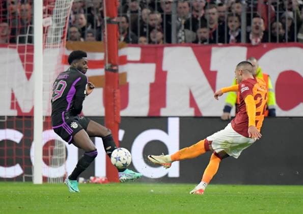 08.11.2023, xemx, Fussball UEFA Champions League, FC Bayern Muenchen - Galatasaray SK Istanbul emspor, v.l. Alphonso Davies (FC Bayern Muenchen), Hakim Ziyech (Galatasaray SK Istanbul) (DFL DFB REGULATIONS PROHIBIT ANY USE OF PHOTOGRAPHS as IMAGE SEQUENCES and or QUASI-VIDEO) Muenchen