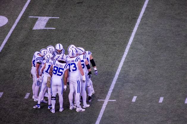 November 5, 2023: Indianapolis Colts huddle up during the first quarter of the NFL, American Football Herren, USA matchup against the Carolina Panthers in Charlotte, NC. ( Cal Media) Charlotte United States - ZUMAc04_ 20231105_zma_c04_521 Copyright: xScottxKinserx