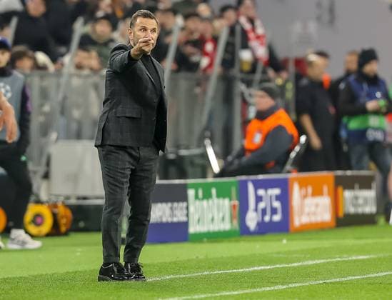 Germany, Muenchen, 08.11.2023, Allianz Arena, FC Bayern Muenchen vs Galatasaray - UEFA Champions League 2023 2024 - Group A, Trainer Okan Buruk (Galatasaray A.S.) gestures Munich Allianz Arena Germany