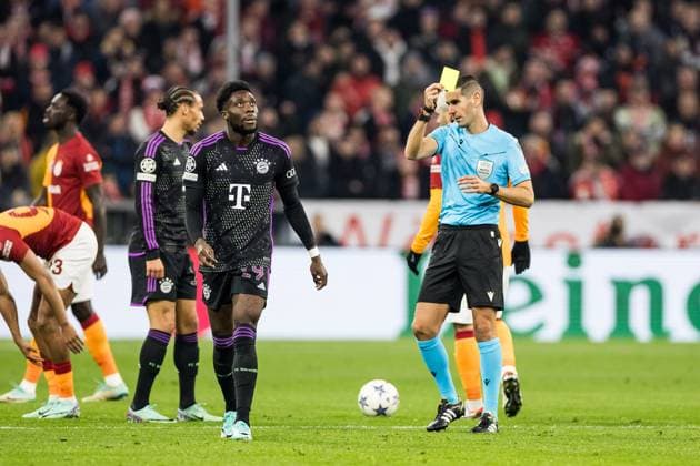 UEFA Champions League: FC Bayern Muenchen - Galatasaray; 08.11.2023 Gelb fuer Alphonso Davies (FC Bayern Muenchen, 19) UEFA Champions League: FC Bayern Muenchen - Galatasaray, Muenchen, Allianz Arena am 08.11.2023 Copyright: xBEAUTIFULxSPORTS Wunderlx