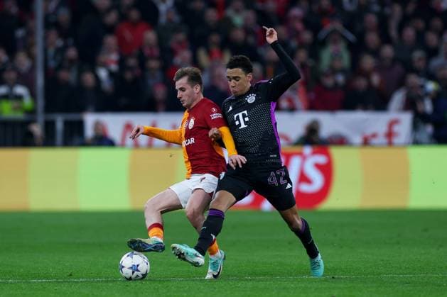 im Zweikampf, Aktion, mit Kerem Aktuerkoglu 7 (Galatasaray) und Jamal Musiala 42 (FC Bayern Muenchen), FC Bayern Muenchen vs. Galatasaray Istanbul , Champions League, Fussball, Vorrunde, Rueckspiel, 08.11.2023 Muenchen Bayern Germany