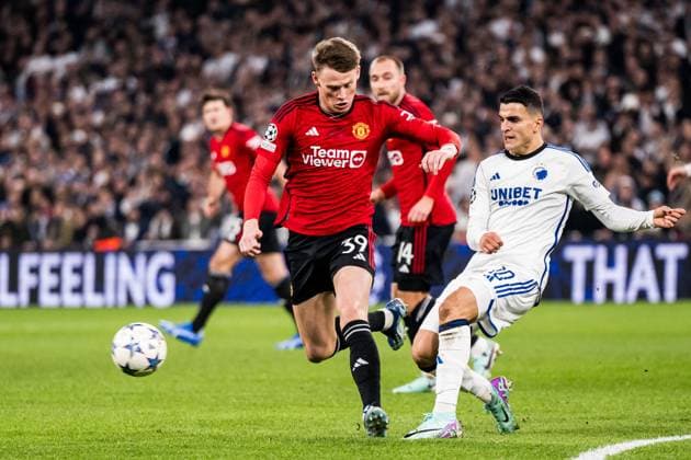231108 Scott McTominay of Manchester United, ManU and Mohamed Elyounoussi of FC Copenhagen during the UEFA Champions League football match between FC Copenhagen and Manchester United on November 8, 2023 in Copenhagen. Photo: Petter Arvidson BILDBYRAN kod PA PA0685 fotboll football soccer fotball champions league fc copenhagen manchester united bbeng Copyright: PETTERxARVIDSON BB231108PA054