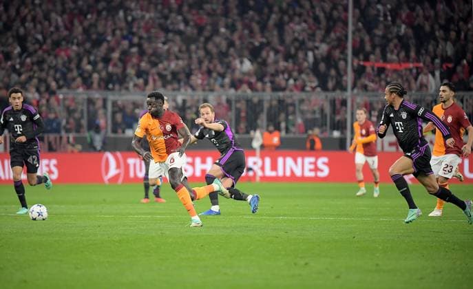 08.11.2023, xemx, Fussball UEFA Champions League, FC Bayern Muenchen - Galatasaray SK Istanbul emspor, v.l. Davinson Sanchez (Galatasaray SK Istanbul), Harry Kane (FC Bayern Muenchen), Leroy Sane (FC Bayern Muenchen) (DFL DFB REGULATIONS PROHIBIT ANY USE OF PHOTOGRAPHS as IMAGE SEQUENCES and or QUASI-VIDEO) Muenchen