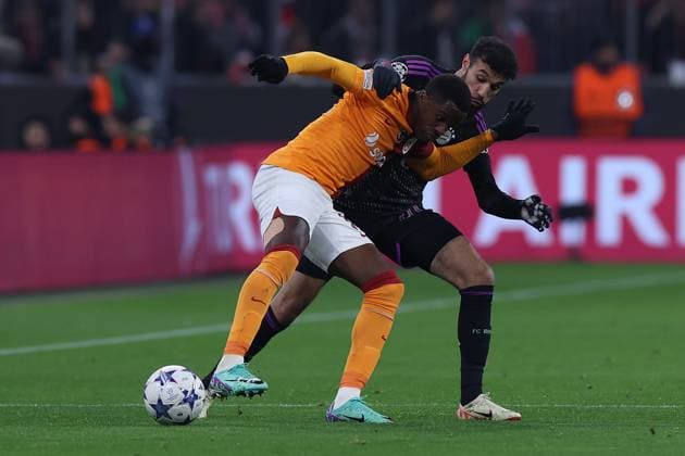 Fußball Champions League Gruppenphase 4. Spieltag FC Bayern München - Galatasaray Istanbul am 08.11.2023 in der Allianz Arena in München Wilfried Zaha ( Istanbul ), vorne - Noussair Mazraoui ( München ), hinten