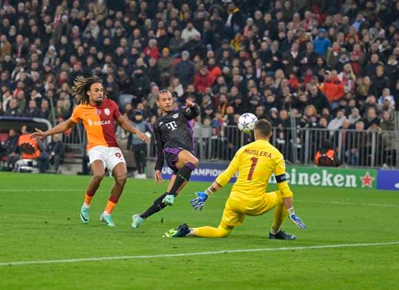 08.11.2023, Fussball UEFA Championsleague 2023 2024: 4.Spieltag Vorrunde, FC Bayern München - Galatasaray Istanbul SK, in der Allianz-Arena München. v.l. Sacha Boey (Galatasaray Istanbul) , Leroy Sane (Bayern München) und Torwart Fernando Muslera (Galatasaray Istanbul) . Leroy Sane (Bayern München) schon wieder alleine vor dem Tor.