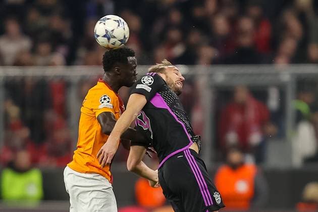 Germany, Muenchen, 08.11.2023, Allianz Arena, FC Bayern Muenchen vs Galatasaray - UEFA Champions League 2023 2024 - Group A, Davinson Sanchez (Galatasaray A.S.) und Harry Kane (FC Bayern Muenchen) battle for the ball Munich Allianz Arena Germany