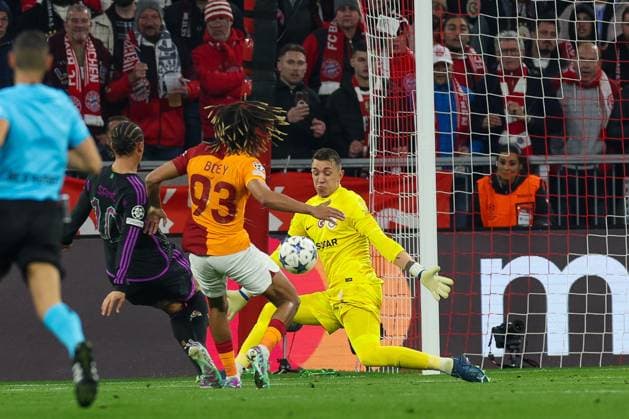 im Zweikampf, Aktion, mit Leroy Sane 10 (FC Bayern Muenchen), Fernando Muslera 1 (Galatasaray), FC Bayern Muenchen vs. Galatasaray Istanbul , Champions League, Fussball, Vorrunde, Rueckspiel, 08.11.2023 Muenchen Bayern Germany