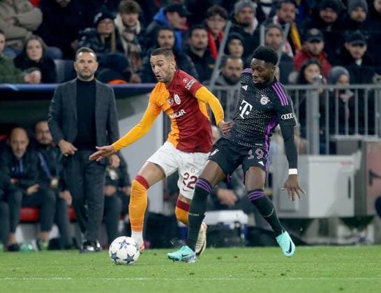 V.li. Hakim Zivech (Galatasaray) , Alphonso Davies (Bayern) . FC Bayern München-Galatasaray SK . München, GER, 08.11.2023, Fussball: Champions League: Saison 23 24: