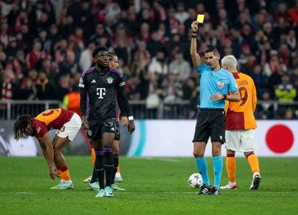 Alphonso Davies (FC Bayern Muenchen, 19) bekommt nach einem Foul an Sacha Boey (Galatasaray Istanbul, 93) von Antonio Nobre (Schiedsrichter, Portugal) die gelbe Karte gezeigt. GER, FC Bayern Muenchen vs. Galatasaray Istanbul, Fussball, Champions League, Gruppenphase, 4. Spieltag, Spielzeit 2023 2024, 08.11.2023. (DFL DFB REGULATIONS PROHIBIT ANY USE OF PHOTOGRAPHS as IMAGE SEQUENCES and or QUASI-VIDEO). GER, FC Bayern Muenchen vs. Galatasaray Istanbul, Fussball, Champions League, Gruppenphase, 4. Spieltag, Spielzeit 2023 2024, 08.11.2023. Muenchen Copyright: xEibner-Pressefoto HeikexFeinerx EP_HFR