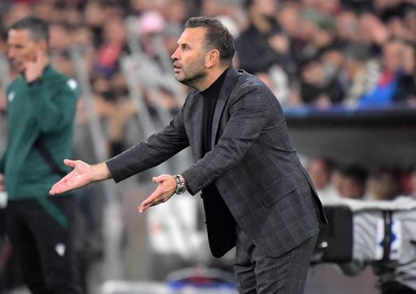 08.11.2023, xemx, Fussball UEFA Champions League, FC Bayern Muenchen - Galatasaray SK Istanbul emspor, v.l. Cheftrainer Okan Buruk (Galatasaray SK Istanbul) gibt Anweisungen, gestikuliert mit den Armen, gesticulate, gives instructions (DFL DFB REGULATIONS PROHIBIT ANY USE OF PHOTOGRAPHS as IMAGE SEQUENCES and or QUASI-VIDEO) Muenchen