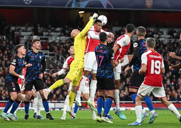 Sport Themen der Woche KW45 Sport Bilder des Tages Arsenal v Sevilla UEFA Champions League Marko DmitroviÄ? of Sevilla punches clear from Gabriel of Arsenal during the UEFA Champions League Group B match at the Emirates Stadium, London Copyright: xNigelxBramleyx FIL-19220-0023 UK Newspapers OUT