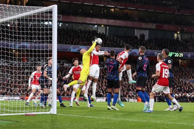 Arsenal v Sevilla 8 November 2023, London - Champion™s League Football, Group B - Arsenal v Sevilla - Sevilla goalkeeper Marko Dmitrovic punches the ball clear as Gabriel of Arsenal goes up for a header - Photo: Jacques Feeney Offside. London UK Copyright: xJacquesxFeeneyx xOffsidexOffside