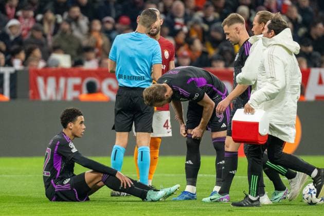 Jamal Musiala (FC Bayern Muenchen, 42) muss verletzt ausgewechselt werden, GER, FC Bayern Muenchen (FCB) vs. Galatasaray Istanbul, Fussball, Champions League, Gruppenphase, Spielzeit 2023 2024, 08.11.2023, DFB DFL regulations prohibit any use of photographs as image sequences and or quasi-video., GER, FC Bayern Muenchen (FCB) vs. Galatasaray Istanbul, Fussball, Champions League, Gruppenphase, Spielzeit 2023 2024, 08.11.2023 Muenchen Copyright: xEibner-Pressefoto SaschaxWaltherx EP_EER