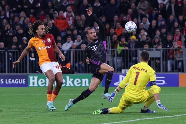 Fußball Champions League Gruppenphase 4. Spieltag FC Bayern München - Galatasaray Istanbul am 08.11.2023 in der Allianz Arena in München Sacha Boey ( Istanbul ), links - Leroy Sane ( München ), mitte - Fernando Muslera ( Istanbul ), rechts