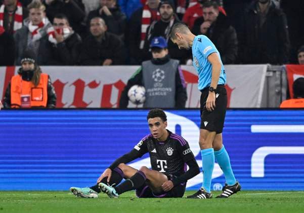 Jamal Musiala FC Bayern Muenchen FCB (42) verletzt Verletzung zeigt Wechsel Auswechslung Einwechslung an für ihn kommt Thomas Mueller FC Bayern Muenchen FCB (25) Schiedsrichter Referee Antonio Emanuel Carvalho Nobre FC Bayern Muenchen FCB vs Galatasaray Istanbul Gruppenphase 4. Spieltag 08.11.2023 DFL REGULATIONS PROHIBIT ANY USE OF PHOTOGRAPHS AS IMAGE SEQUENCES AND OR QUASI-VIDEO FC Bayern Muenchen FCB vs Galatasaray Istanbul