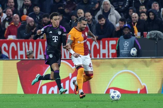 im Zweikampf, Aktion, mit Jamal Musiala 42 (FC Bayern Muenchen), Abduelkerim Bardakci 42 (Galatasaray), FC Bayern Muenchen vs. Galatasaray Istanbul , Champions League, Fussball, Vorrunde, Rueckspiel, 08.11.2023 Muenchen Bayern Germany