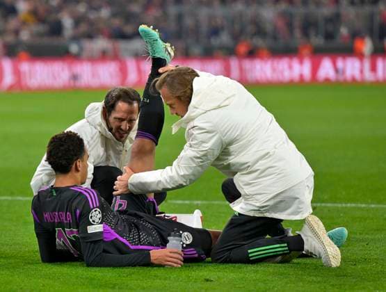 Sport Bilder des Tages 08.11.2023, Fussball UEFA Championsleague 2023 2024: 4.Spieltag Vorrunde, FC Bayern München - Galatasaray Istanbul SK, in der Allianz-Arena München. Jamal Musiala (FC Bayern München) am Boden, er hat sich verletzt und geht aus dem Spiel.