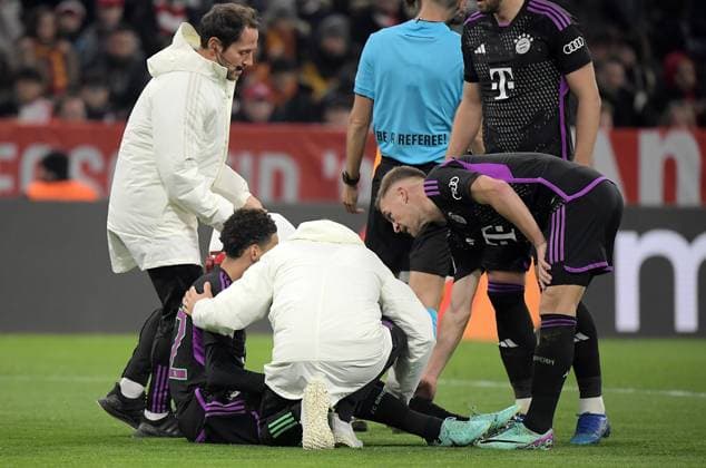08.11.2023, xemx, Fussball UEFA Champions League, FC Bayern Muenchen - Galatasaray SK Istanbul emspor, v.l. Jamal Musiala (FC Bayern Muenchen) verletzt sich und wird ausgewechselt (DFL DFB REGULATIONS PROHIBIT ANY USE OF PHOTOGRAPHS as IMAGE SEQUENCES and or QUASI-VIDEO) Muenchen
