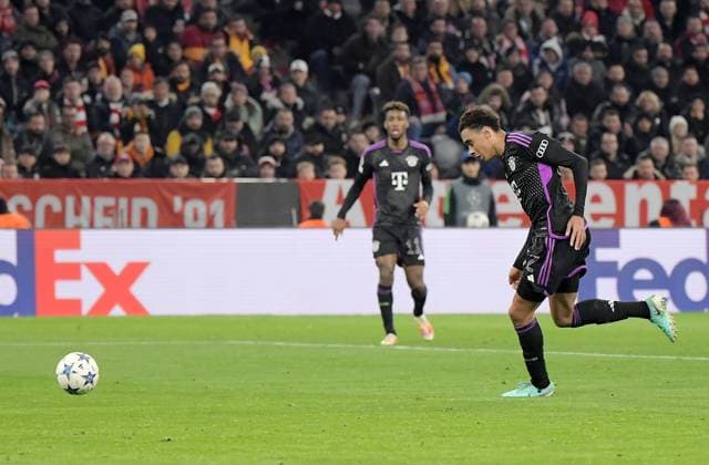 08.11.2023, xemx, Fussball UEFA Champions League, FC Bayern Muenchen - Galatasaray SK Istanbul emspor, v.l. situation der verletzung von Jamal Musiala (FC Bayern Muenchen) (DFL DFB REGULATIONS PROHIBIT ANY USE OF PHOTOGRAPHS as IMAGE SEQUENCES and or QUASI-VIDEO) Muenchen