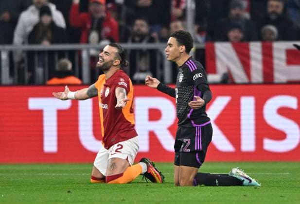 nach Zweikampf Jamal Musiala FC Bayern Muenchen FCB (42) gegen Abduelkerim Bardakci Galatasaray Istanbul (42) zeigt Schiedsrichter Referee Antonio Emanuel Carvalho Nobre gelbe Karte gelb Verwarnung fuer Bardakci FC Bayern Muenchen FCB vs Galatasaray Istanbul Gruppenphase 4. Spieltag 08.11.2023 DFL REGULATIONS PROHIBIT ANY USE OF PHOTOGRAPHS AS IMAGE SEQUENCES AND OR QUASI-VIDEO FC Bayern Muenchen FCB vs Galatasaray Istanbul