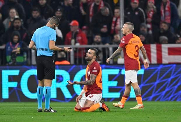 nach Zweikampf Jamal Musiala FC Bayern Muenchen FCB (42) gegen Abduelkerim Bardakci Galatasaray Istanbul (42) zeigt Schiedsrichter Referee Antonio Emanuel Carvalho Nobre gelbe Karte gelb Verwarnung fuer Bardakci Angelino Galatasaray Istanbul (03) (rechts) FC Bayern Muenchen FCB vs Galatasaray Istanbul Gruppenphase 4. Spieltag 08.11.2023 DFL REGULATIONS PROHIBIT ANY USE OF PHOTOGRAPHS AS IMAGE SEQUENCES AND OR QUASI-VIDEO FC Bayern Muenchen FCB vs Galatasaray Istanbul