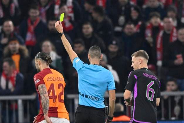 nach Zweikampf Jamal Musiala FC Bayern Muenchen FCB (42) gegen Abduelkerim Bardakci Galatasaray Istanbul (42) zeigt Schiedsrichter Referee Antonio Emanuel Carvalho Nobre gelbe Karte gelb Verwarnung fuer Bardakci Joshua Kimmich FC Bayern Muenchen FCB (06) (rechts) FC Bayern Muenchen FCB vs Galatasaray Istanbul Gruppenphase 4. Spieltag 08.11.2023 DFL REGULATIONS PROHIBIT ANY USE OF PHOTOGRAPHS AS IMAGE SEQUENCES AND OR QUASI-VIDEO FC Bayern Muenchen FCB vs Galatasaray Istanbul