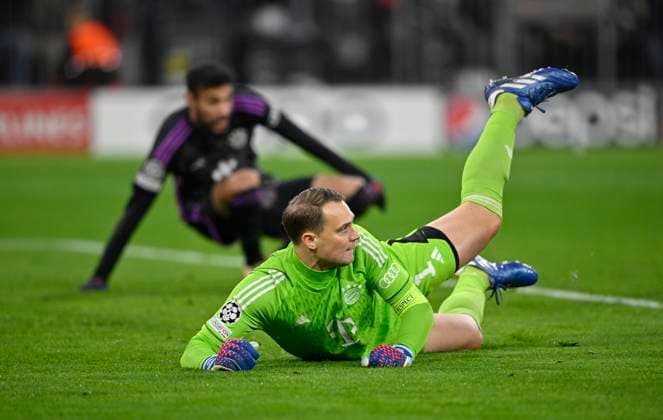 Torwart Manuel Neuer FC Bayern Muenchen FCB (01) Aktion hinten Noussair Mazraoui FC Bayern Muenchen FCB (40) FC Bayern Muenchen FCB vs Galatasaray Istanbul Gruppenphase 4. Spieltag 08.11.2023 DFL REGULATIONS PROHIBIT ANY USE OF PHOTOGRAPHS AS IMAGE SEQUENCES AND OR QUASI-VIDEO FC Bayern Muenchen FCB vs Galatasaray Istanbul