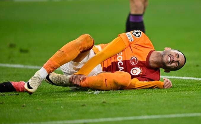 nach Zweikampf Dayot Upamecano FC Bayern Muenchen FCB (02) gegen Hakim Ziyech Galatasaray Istanbul (22) verletzt Verletzung FC Bayern Muenchen FCB vs Galatasaray Istanbul Gruppenphase 4. Spieltag 08.11.2023 DFL REGULATIONS PROHIBIT ANY USE OF PHOTOGRAPHS AS IMAGE SEQUENCES AND OR QUASI-VIDEO FC Bayern Muenchen FCB vs Galatasaray Istanbul