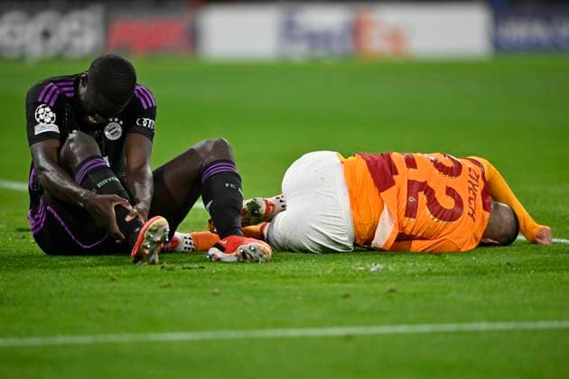 nach Zweikampf Dayot Upamecano FC Bayern Muenchen FCB (02) gegen Hakim Ziyech Galatasaray Istanbul (22) verletzt Verletzung FC Bayern Muenchen FCB vs Galatasaray Istanbul Gruppenphase 4. Spieltag 08.11.2023 DFL REGULATIONS PROHIBIT ANY USE OF PHOTOGRAPHS AS IMAGE SEQUENCES AND OR QUASI-VIDEO FC Bayern Muenchen FCB vs Galatasaray Istanbul