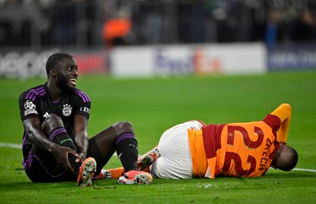 nach Zweikampf Dayot Upamecano FC Bayern Muenchen FCB (02) gegen Hakim Ziyech Galatasaray Istanbul (22) verletzt Verletzung FC Bayern Muenchen FCB vs Galatasaray Istanbul Gruppenphase 4. Spieltag 08.11.2023 DFL REGULATIONS PROHIBIT ANY USE OF PHOTOGRAPHS AS IMAGE SEQUENCES AND OR QUASI-VIDEO FC Bayern Muenchen FCB vs Galatasaray Istanbul