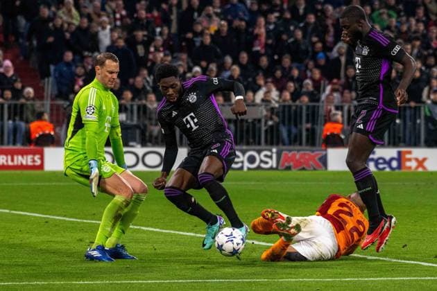 Torwart Manuel Neuer, Alphonso Boyle Davies (FC Bayern Muenchen), i11 und Dayot Upamecano (FC Bayern Muenchen). Deutschland, Muenchen, 08.11.2023, Fussball, UEFA Champions League: FC Bayern Muenchen vs Galatasaray SK, Saison 2023 2024, Match Day 4, Allianz Arena Foto: A2 Bildagentur Peter Hartenfelser