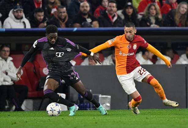 Zweikampf Alphonso Davies Bayern FC Muenchen FCB (19) gegen Hakim Ziyech Galatasaray Istanbul (22) Trikot ziehen FC Bayern Muenchen FCB vs Galatasaray Istanbul Gruppenphase 4. Spieltag 08.11.2023 DFL REGULATIONS PROHIBIT ANY USE OF PHOTOGRAPHS AS IMAGE SEQUENCES AND OR QUASI-VIDEO FC Bayern Muenchen FCB vs Galatasaray Istanbul