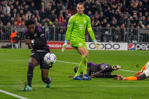 Alphonso Boyle Davies, Torwart Manuel Neuer und Dayot Upamecano (FC Bayern Muenchen). Deutschland, Muenchen, 08.11.2023, Fussball, UEFA Champions League: FC Bayern Muenchen vs Galatasaray SK, Saison 2023 2024, Match Day 4, Allianz Arena Foto: A2 Bildagentur Peter Hartenfelser