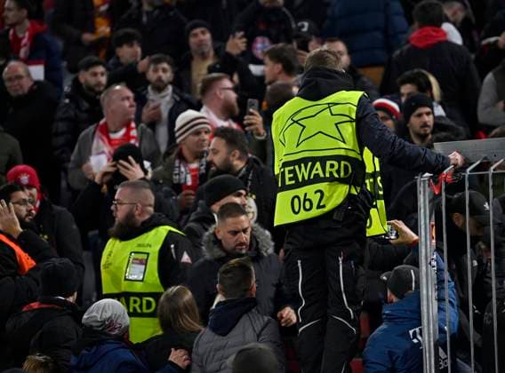 Streitereien im Block Ordner Stewards muessen eingreifen FC Bayern Muenchen FCB vs Galatasaray Istanbul Gruppenphase 4. Spieltag 08.11.2023 DFL REGULATIONS PROHIBIT ANY USE OF PHOTOGRAPHS AS IMAGE SEQUENCES AND OR QUASI-VIDEO FC Bayern Muenchen FCB vs Galatasaray Istanbul