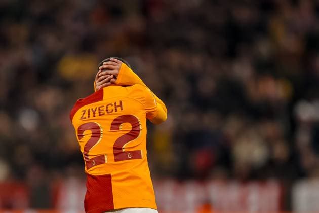 Germany, Muenchen, 08.11.2023, Allianz Arena, FC Bayern Muenchen vs Galatasaray - UEFA Champions League 2023 2024 - Group A, Hakim Ziyech (Galatasaray A.S.) gestures Munich Allianz Arena Germany