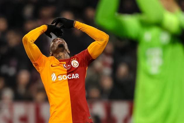 Sport Bilder des Tages Germany, Muenchen, 08.11.2023, Allianz Arena, FC Bayern Muenchen vs Galatasaray - UEFA Champions League 2023 2024 - Group A, Wilfried Zaha (Galatasaray A.S.) gestures Munich Allianz Arena Germany