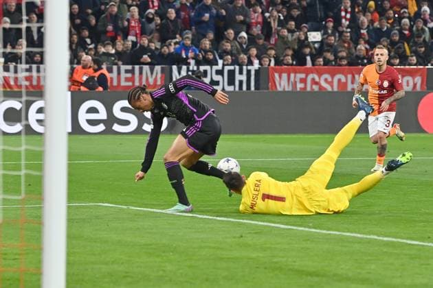 Torchance Leroy SANE (Bayern Muenchen). scheitert an Torwart Fernando MUSLERA (Galatasaray). Fussball Champions League Gruppenphase 4.Spieltag FC Bayern Muenchen-Galatasaray Istanbul am 08.11.2023, A L L I A N Z A R E N A.