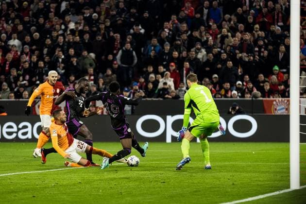 UEFA Champions League: FC Bayern Muenchen - Galatasaray; 08.11.2023 Hakim Ziyech (Galatasaray, 22) im Torschuss, Alphonso Davies (FC Bayern Muenchen, 19) und Dayot Upamecano (FC Bayern Muenchen, 2) verteidigen, Manuel Neuer (FC Bayern Muenchen, 1) UEFA Champions League: FC Bayern Muenchen - Galatasaray, Muenchen, Allianz Arena am 08.11.2023 Copyright: xBEAUTIFULxSPORTS Wunderlx