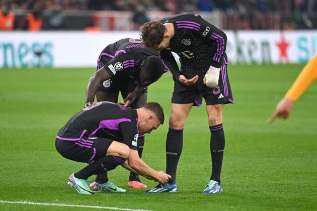 Sport Bilder des Tages Joshua KIMMICH (Bayern Muenchen) muss Leon GORETZKA (Bayern Muenchen) die Schuhe binden wegen seinem Gips. Fussball Champions League Gruppenphase 4.Spieltag FC Bayern Muenchen-Galatasaray Istanbul am 08.11.2023, A L L I A N Z A R E N A.